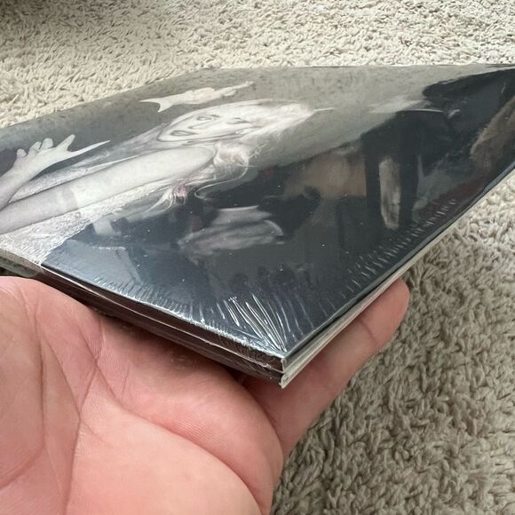 Lot of 2: Sabrina Carpenter Man's Best Friend 2DC ALT Cover Vinyls And SIGNED CD - Picture 9 of 16